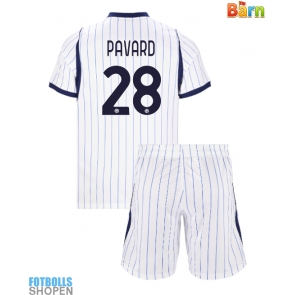 Billiga Inter Milan Benjamin Pavard #28 Bortatröja Barn 2026-27 Kortärmad (+ Korta byxor)